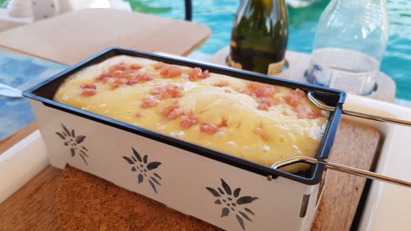 61489180-65b9-4139-b44a-fe2738cdb1df-600x338 Raclette - das einfache Bord-Menu
