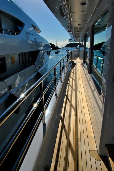 yacht-deck-gb80d3a9d5_1280-402x600 Was kostet eine Megayacht?
